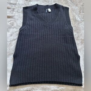 Black ribbed sweater vest EUC size XS